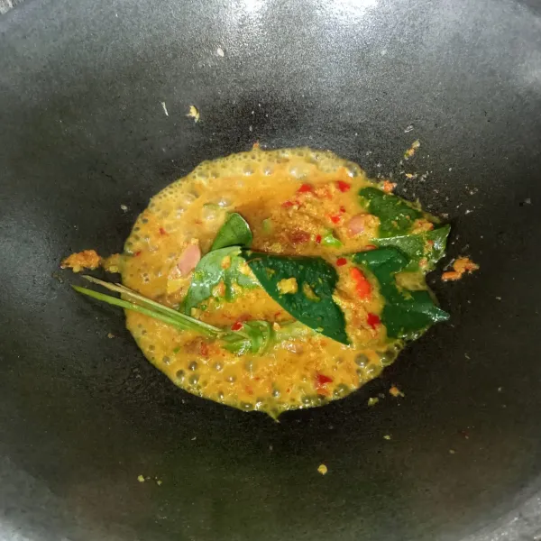 Tumis bumbu halus, lengkuas, serai, daun salam, dan daun jeruk hingga bumbu matang.