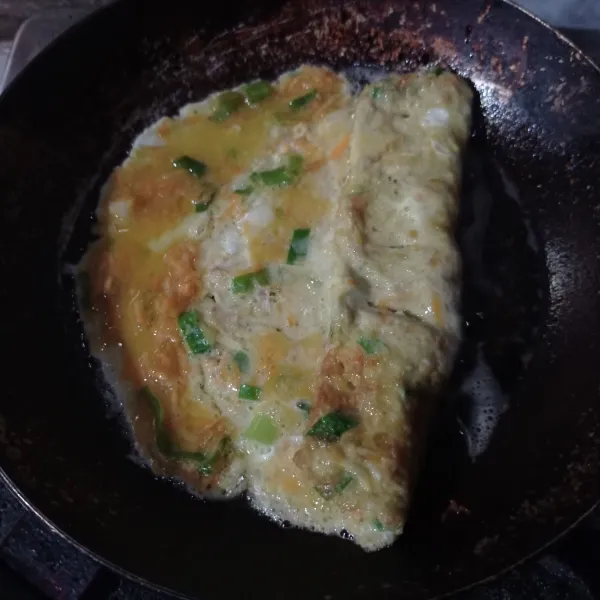 Panaskan pan beri sedikit minyak, lalu tuang secukupnya adonan telur gulung seperti gambar.