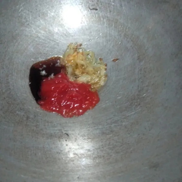 Kemudian tuangkan bumbu saus, lalu aduk rata.
