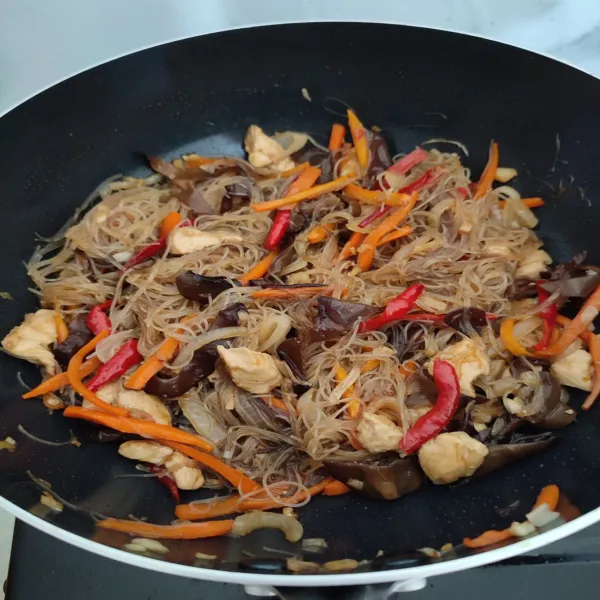 Lalu tambahkan wortel dan jamur kuping. Masak hingga wortel lembut. 
Kemudian tambahkan mie, saus Japchae. 
Aduk merata dan masak hingga mie sedikit kering.