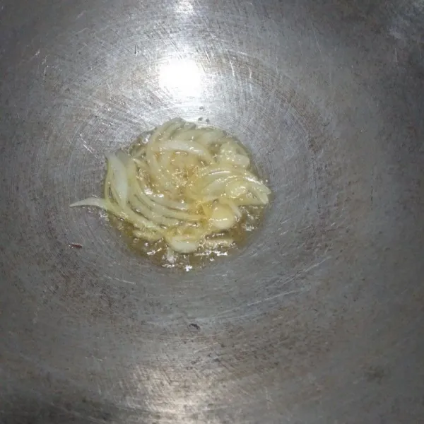 Tumis bumbu iris hingga harum.