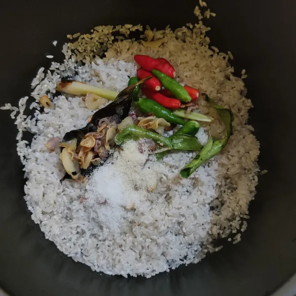 Cuci bersih beras, tiriskan lalu masukkan kedalam wadah. masukkan bumbu yang sudah ditumis, kaldu bubuk dan garam.