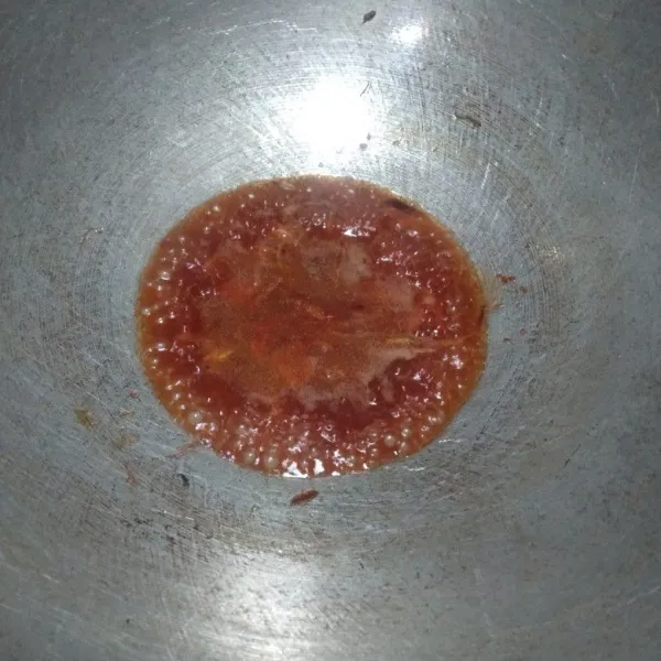 Lalu tuang air, masak hingga mendidih dan mengental.