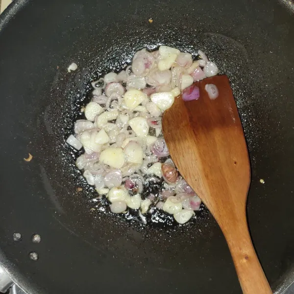 Panaskan minyak dan tumis bawang merah dan bawang putih hingga harum.