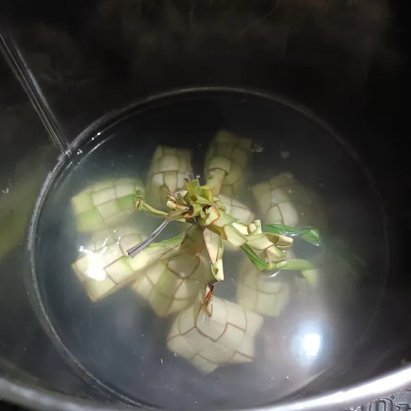 Kemudian didihkan air dengan daun pandan. Lalu masukan ketupat mentah. Masak sampai matang dengan metode 30-15-30.