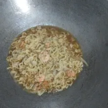 Tambahkan air dan masukkan mie yang sudah di rebus, masukkan semua bumbu mie dan garam secukupnya, aduk rata lalu cek rasa.
