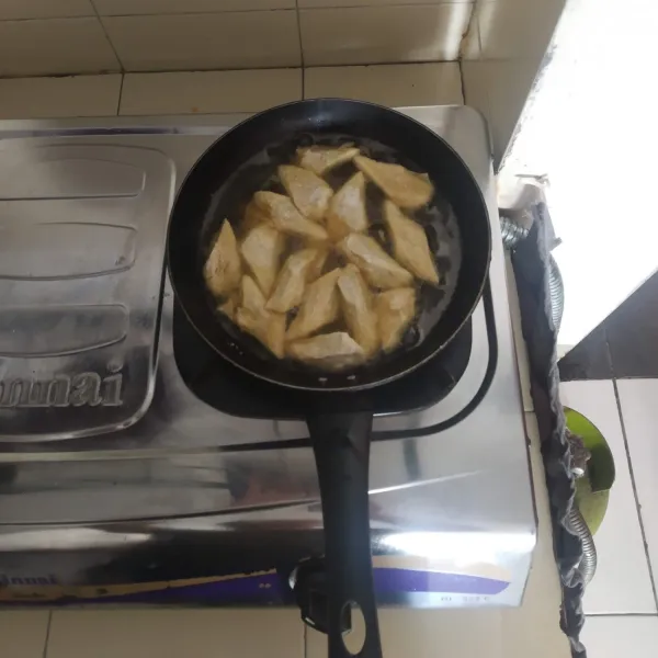 Goreng fish roll ke dalam minyak panas, goreng sampai kering, lalu sisihkan.