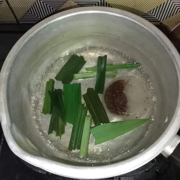 Masukkan satu kantong teh celup.