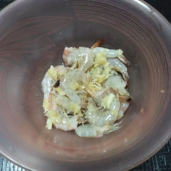Marinasi udang dengan bawang putih dan air jeruk selama 30 menit.