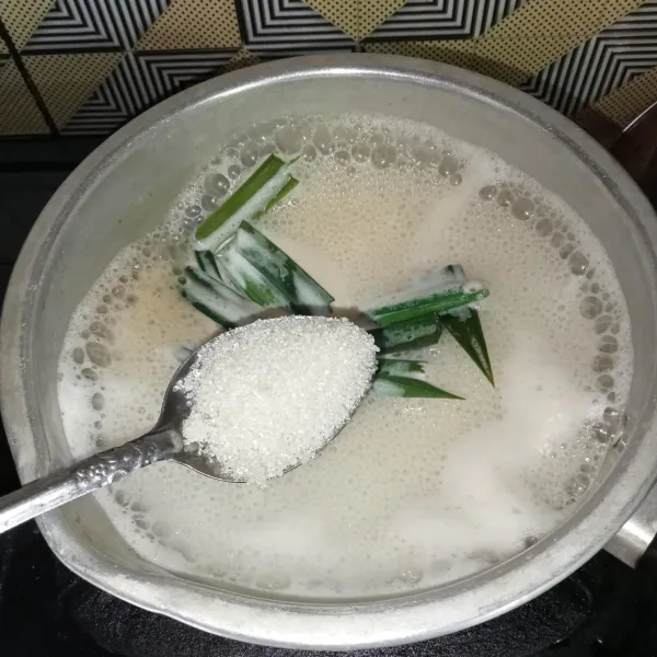 Tambahkan gula pasir dan aduk-aduk hingga gula larut, matikan kompor.