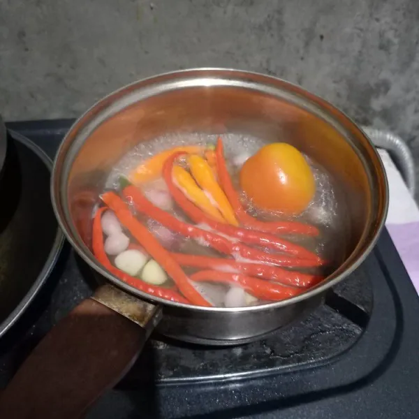 Rebus semua bahan sambal.