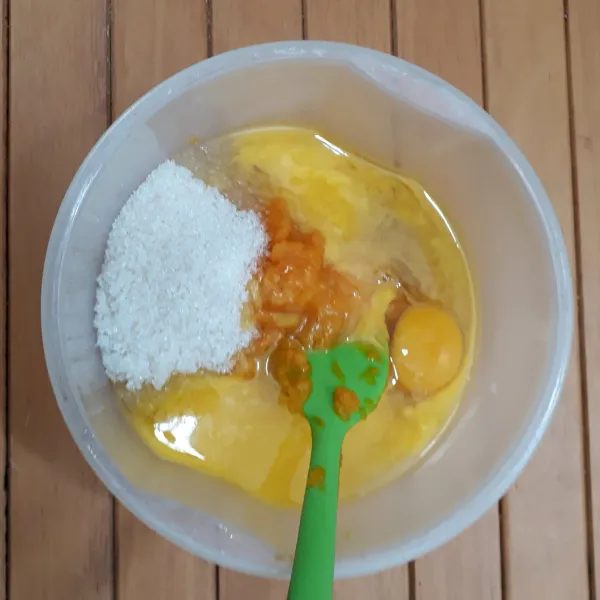 Masukkan ke dalam mangkuk besar : labu kuning, telur, gula pasir, minyak goreng dan butter margarin. aduk rata dengan spatula hingga rata.