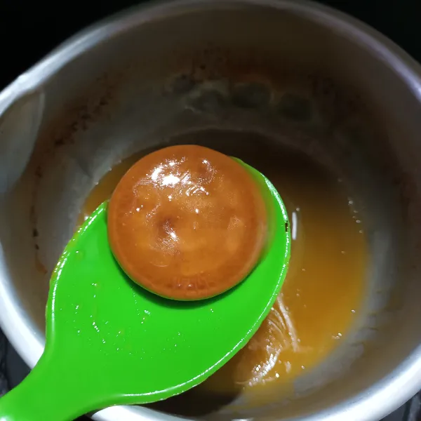 Kemudian celupkan biskuit marie ke dalam caramel sampai rata.