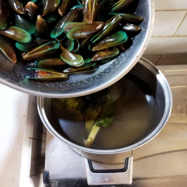 Rebus kerang di air mendidih bersama arang, daun salam dan serai selama 3 menit, Angkat dan tiriskan. Step ini penting untuk menghilangkan bau amis pada kerang.