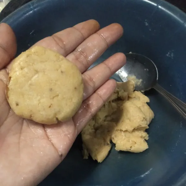 Siapkan wadah, campur jadi satu kentang yang sudah di haluskan, udang cincang, bumbu halus, kaldu bubuk, dan telur. Uleni sampai tercampur rata, lalu olesi tangan dengan minyak, ambil 1 sdm adonan kentang. Kemudian bentuk sesuai selera.