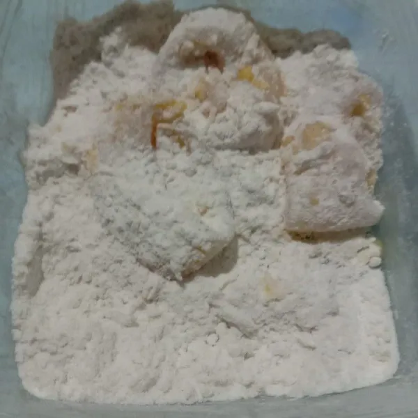 Cubit-cubit hingga tepung melekat dan rata.