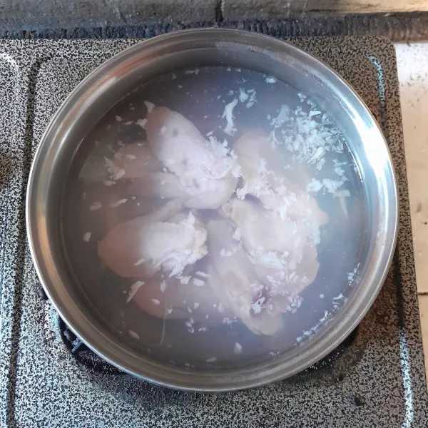 Rebus ayam bersama bawang putih yang sudah dihaluskan, biarkan mendidih.