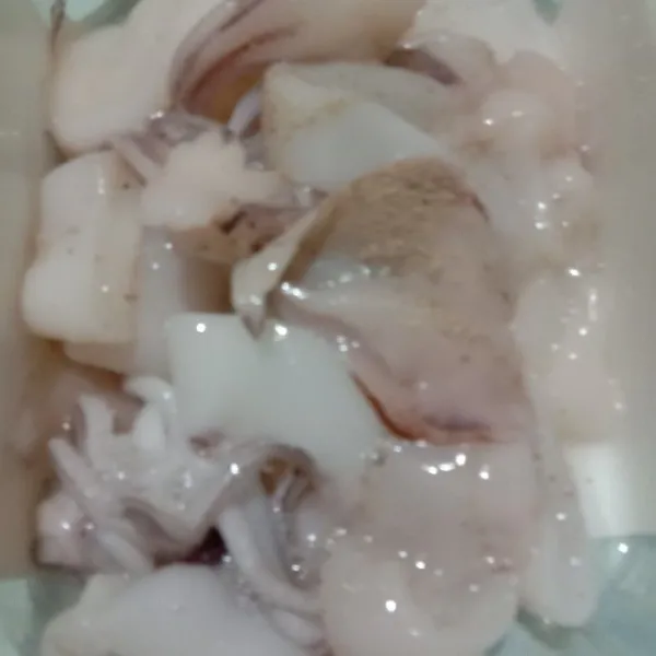 Cuci bersih cumi. Lalu potong-potong sesuai selara.