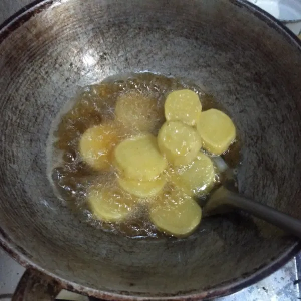 Kupas kentang, potong sesuai selera dan cuci bersih. Lalu goreng sampai matang.