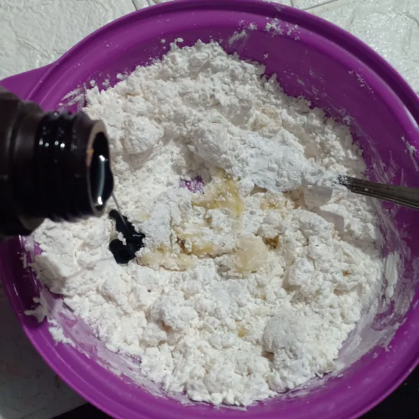 Lalu campur dengan tepung tapioka, gula pasir, kelapa parut, dan tambahkan pasta taro.