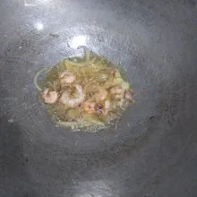 Setelah layu masukkan udang dan tumis secara bersamaan.
