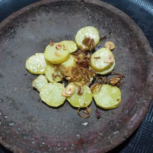 Haluskan kentang yang sudah di goreng  dan bawang goreng, lalu haluskan sampai halus dan tercampur rata.