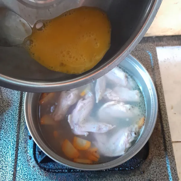 Kocok lepas telur, lalu tuang ke dalam sup sambil diaduk hingga terbentuk serabut-serabut telur.