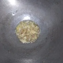 Tumis bawang bombay dan bawang putih hingga layu.