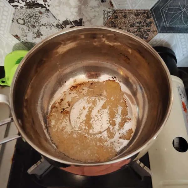 Tumis bawang putih hingga wangi.