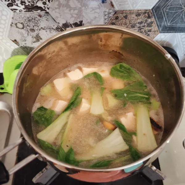 Masukkan tahu dan pakcoy, kemudian masak hingga matang, lalu bumbui.