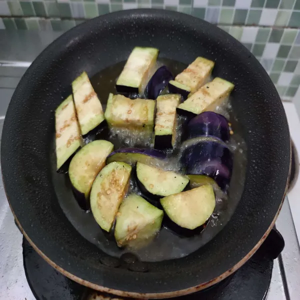 Panaskan minyak goreng, kemudian goreng tering hingga matang.