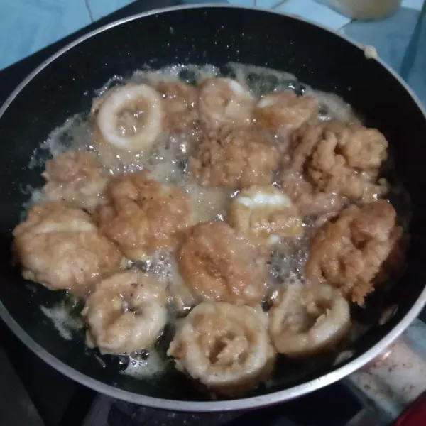 Goreng cumi dengan api sedang hingga kekuningan. Lalu angkat dan tiriskan. Siap disajikan.