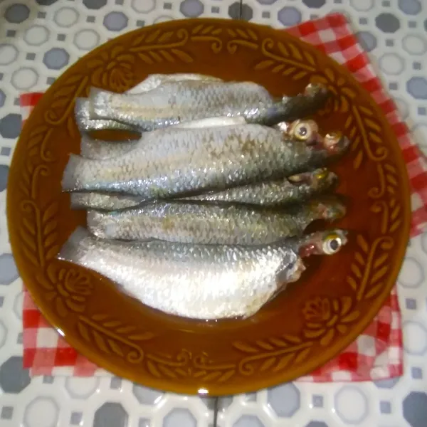 Kucuri ikan dengan jeruk nipis. Diamkan selama 5 menit, lalu cuci bersih.