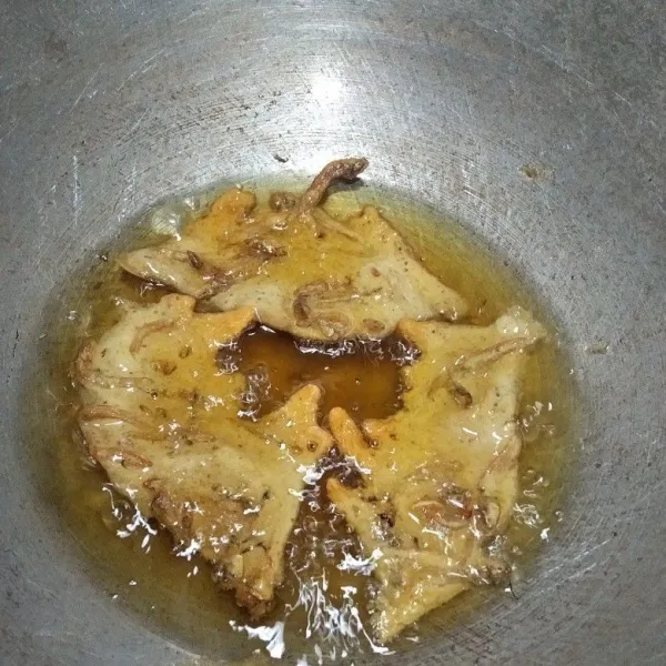 Panaskan minyak goreng, tuang adonan peyek di pinggir wajan secukupnya, goreng sampai kering dan matang.