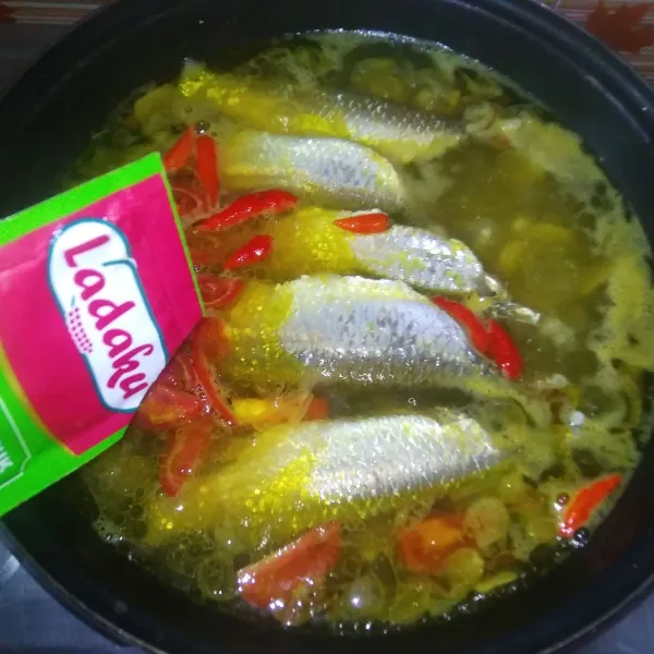 Bumbui dengan garam, lada bubuk, gula pasir dan kaldu jamur. Masak hingga ikan matang. Cicipi rasanya, jika sudah pas siap untuk disajikan.