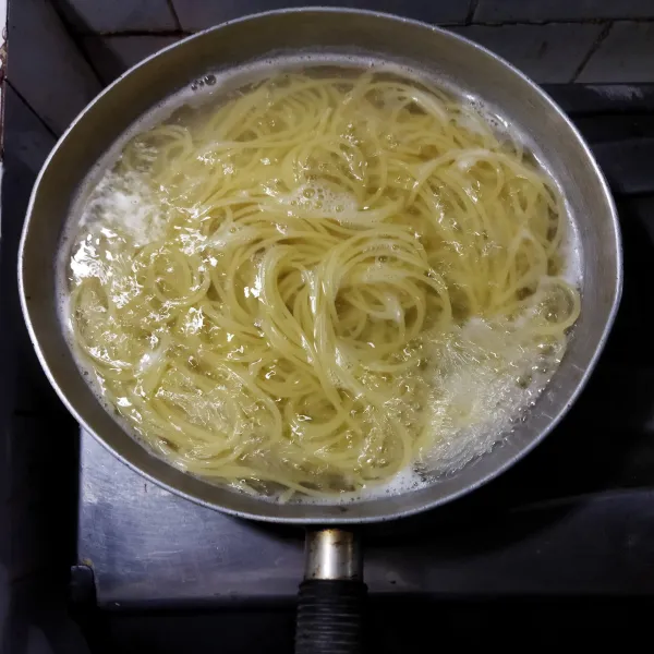 Masak spaghety dalam air mendidih sampai matang. Angkat dan tiriskan.