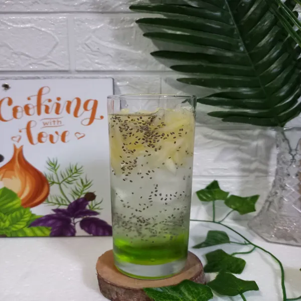 Masukkan air mineral, lalu tambahkan perasan jeruk nipis. Kemudian sajikan.