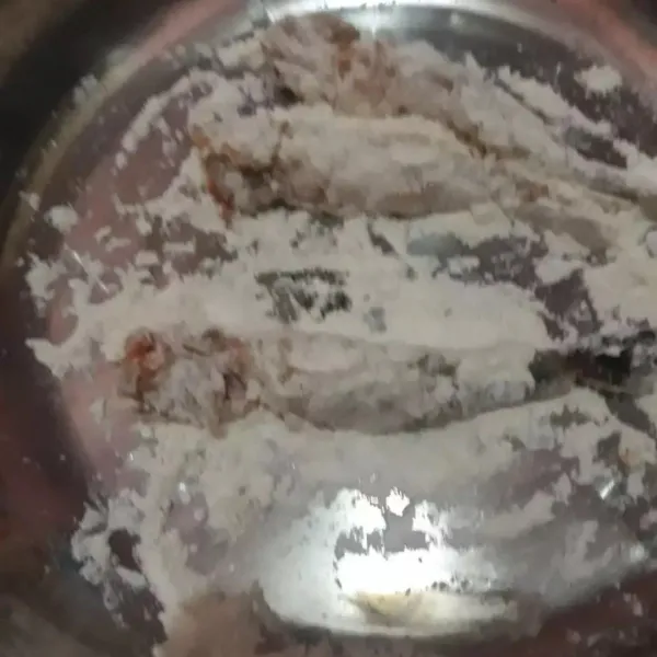 Balur udang pada adonan kering (Tepung terigu, Maizena, Lada bubuk, Garam)