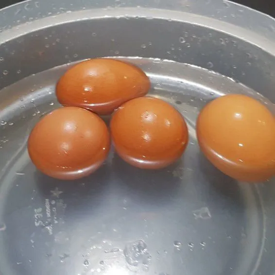 Membuat tamago: didihkan 1 liter air. Matikan api. Masukkan telur, tutup panci dan diamkan selama 18 menit. Angkat telur, rendam dalam air dingin.