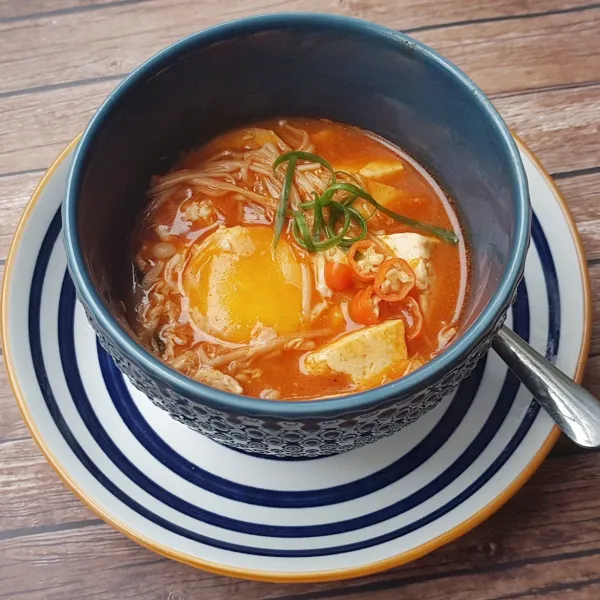 Hidangkan sup panas-panas. Bisa langsung dinikmati atau dimakan bersama nasi.