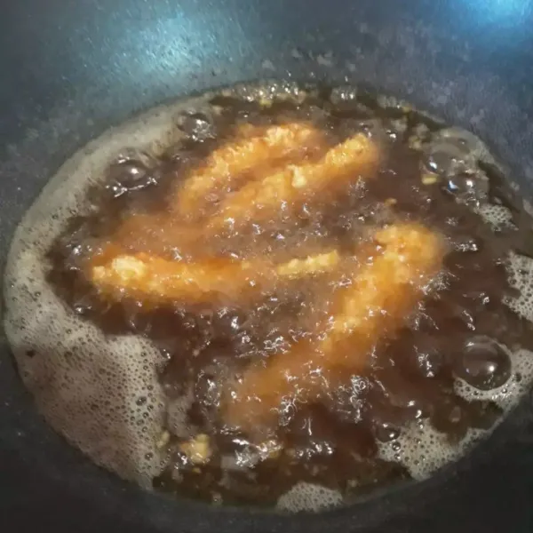 Goreng di minyak panas dengan api sedang hingga golden brown, lalu tiriskan
