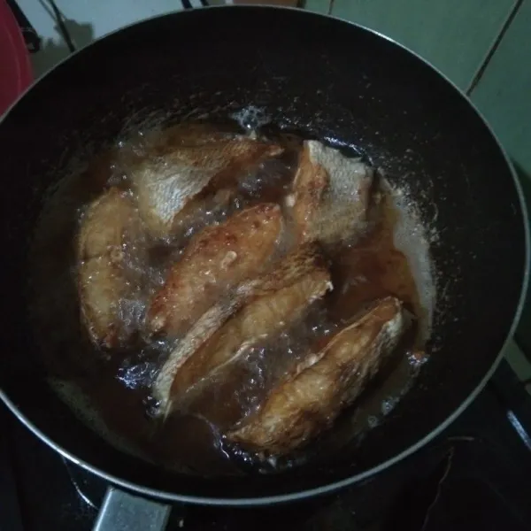 Siapkan wajan panas, tuang minyak secukupnya. Masukkan ikan kakap, goreng hingga matang. Angkat dan tiriskan