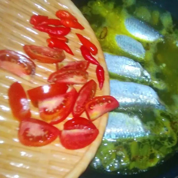 Masukkan ikan, tomat dan cabai rawit.