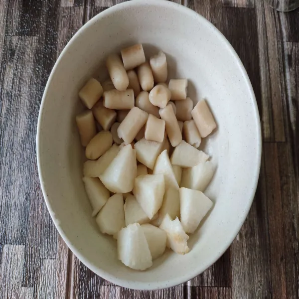 Potong-potong tteok, apel dan pear, sisihkan.