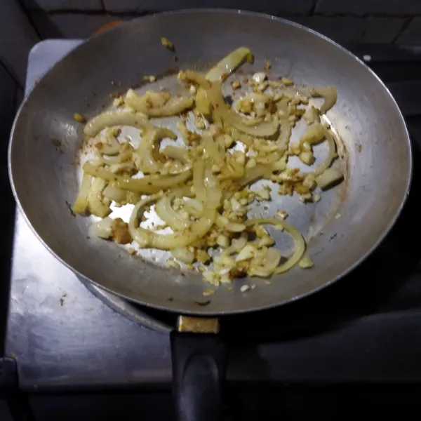 Siapkan wajan dan panaskan minyak, tumis bawang putih cincang dan jahe sampai harum. Masukan bawang bombay aduk rata.