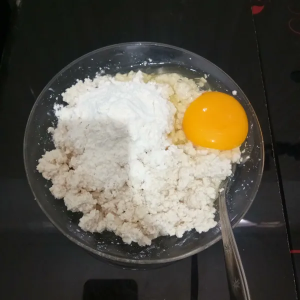 Kemudian masukkan telur dan tepung terigu. Aduk rata.