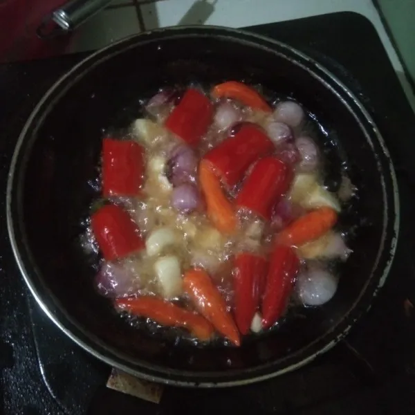Siapkan fry pan yang sudah dipanaskan sebelumnya, masukkan minyak sayur, goreng bawang merah, bawang putih, cabe merah besar, cabe merah rawit hingga agak layu. Angkat, tiriskan