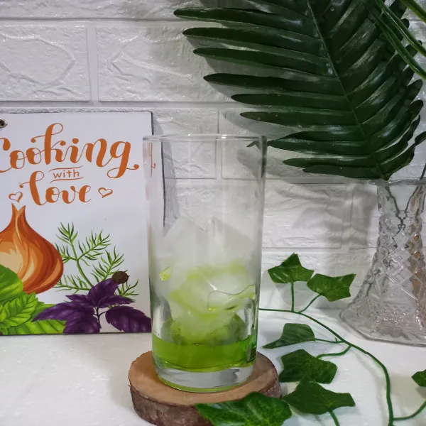 Lalu tuang sirup melon.