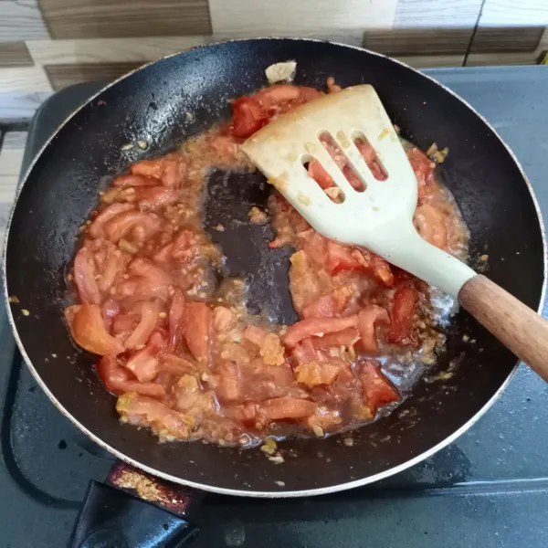 Bumbui dengan garam, gula, kaldu bubuk dan kecap manis. Masak sampai tomat layu danenjadi seperti pasta. Cek rasa.