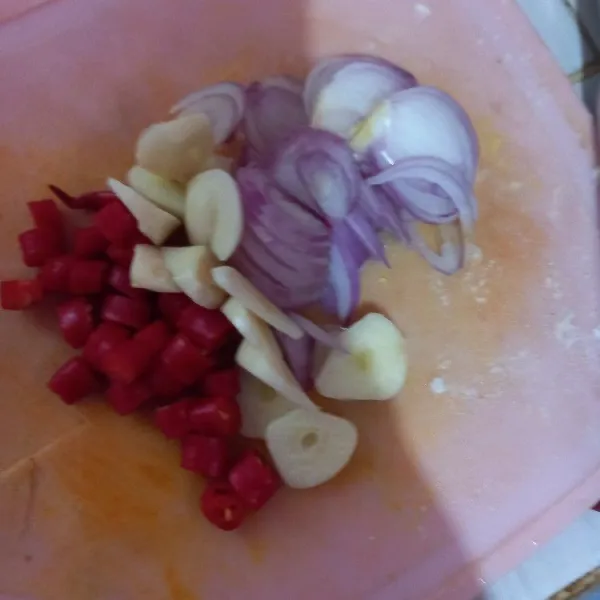 Iris bawang merah, bawang putih dan cabe merah keriting.